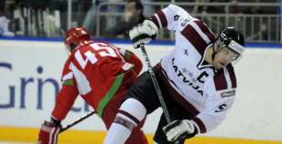 Foto: Latvija ar 3:2 uzvar Baltkrieviju