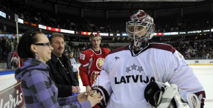 Foto: Latvija ar 3:2 uzvar Baltkrieviju