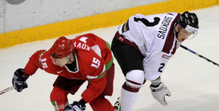 Foto: Latvija atkārtoti uzvar Baltkrieviju