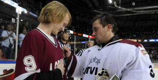 Foto: Latvija atkārtoti uzvar Baltkrieviju
