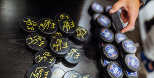 “Maxima” dāvina vārtsarga ekipējumu jaunajiem Rīgas hokejistiem