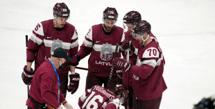 Latvija hokeja izlase sīvā cīņā atzīst Somijas pārākumu