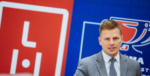 “Maxima” dāvina vārtsarga ekipējumu jaunajiem Rīgas hokejistiem