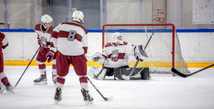 Uz oriģinālā izmēra laukumiem aizvadīti pirmie 3 pret 3 ledus treniņi