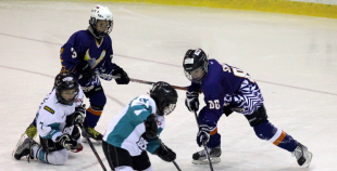 Bērnu hokejs uz Volvo ledus