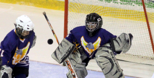 Bērnu hokejs uz Volvo ledus