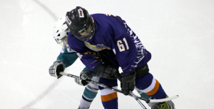 Bērnu hokejs uz Volvo ledus