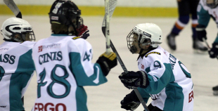 Bērnu hokejs uz Volvo ledus