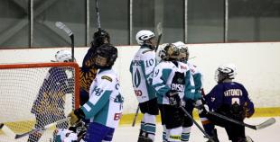 Bērnu hokejs uz Volvo ledus