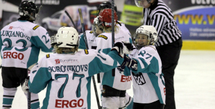 Bērnu hokejs uz Volvo ledus