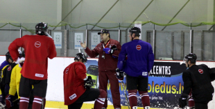 Latvijas izlase aizvada pirmo treniņu