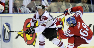 Latvija čempionātu sāk ar cienīgu zaudējumu čehiem