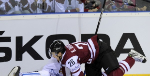 Latvijai zaudējums pēcspēles metienu sērijā