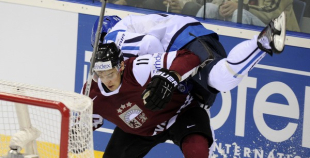 Latvijai zaudējums pēcspēles metienu sērijā