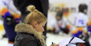 Bērnu hokejs uz "Volvo" ledus