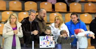 Bērnu hokejs uz "Volvo" ledus