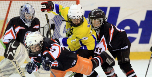 Bērnu hokejs uz "Volvo" ledus