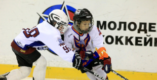 Bērnu hokejs uz "Volvo" ledus