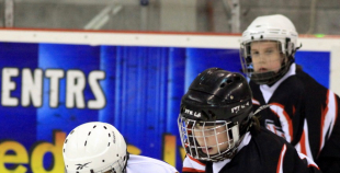 Bērnu hokejs uz "Volvo" ledus