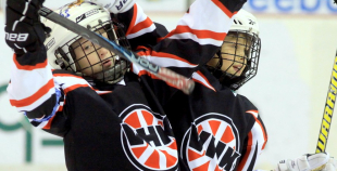 Bērnu hokejs uz "Volvo" ledus