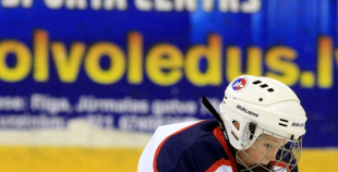 Bērnu hokejs uz "Volvo" ledus