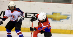 Bērnu hokejs uz "Volvo" ledus