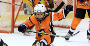 Bērnu hokejs uz "Volvo" ledus