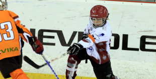 Bērnu hokejs uz "Volvo" ledus