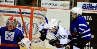 Bērnu hokejs uz "Volvo" ledus