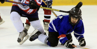 Bērnu hokejs uz "Volvo" ledus