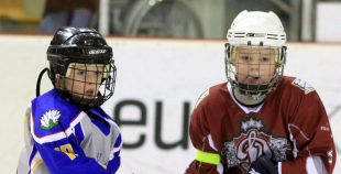 Bērnu hokejs uz "Volvo" ledus