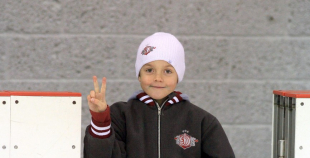 Bērnu hokejs uz "Volvo" ledus