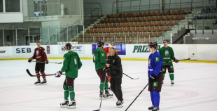 Piektdienas treniņā izlases rindas papildina vairāki līderi