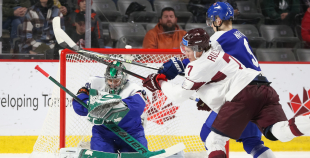 Latvijas hokejisti sīvā cīņā piekāpjas Slovākijas komandai
