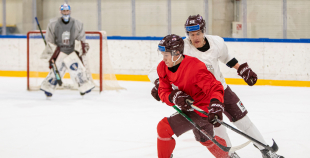 FOTO: Latvijas izlase pilnā sastāvā "slīpē" vairākumu