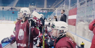 Latvijas sieviešu hokeja izlase turnīru Dienvidkorejā sāk ar minimālu neveiksmi