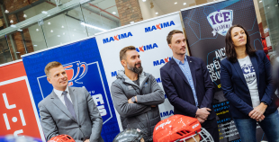 “Maxima” dāvina vārtsarga ekipējumu jaunajiem Rīgas hokejistiem