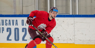 FOTO: Latvijas izlase pilnā sastāvā "slīpē" vairākumu