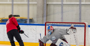 FOTO: Latvijas izlase pilnā sastāvā "slīpē" vairākumu