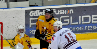 Vecie buki vēl grauž ledu