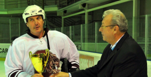 Vecie buki vēl grauž ledu