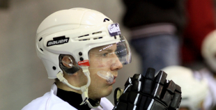 "Juniors" pēcspēles metienos uzveic "Prizmu"