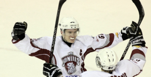 "Juniors" pēcspēles metienos uzveic "Prizmu"