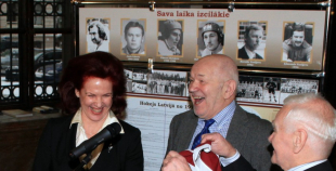 Saeimā atklāta izstāde „Latvijas hokejam - 80”