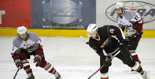 "SMScredit.lv" "bullīšos" apspēlē HK "Rīga-95"