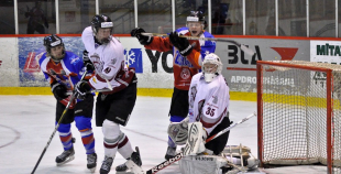 HK "Juniors" uzvar  bullīšos un tiek tālāk