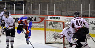 HK "Juniors" uzvar  bullīšos un tiek tālāk