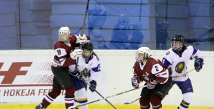 Latvijas hokejistes "bullīšos" uzveic Kazahstānas izlasi