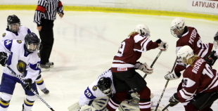 Latvijas hokejistes "bullīšos" uzveic Kazahstānas izlasi