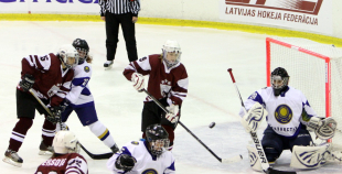 Latvijas hokejistes "bullīšos" uzveic Kazahstānas izlasi